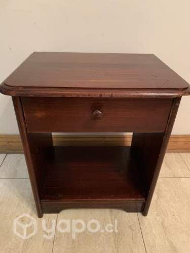 Velador con un cajón y repisa