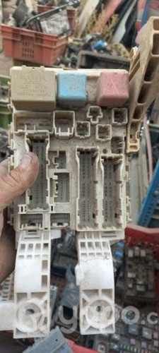 Caja fusibles interior toyota yaris