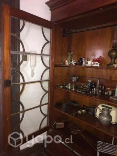 Elegante Vitrina Antigua de Nogal