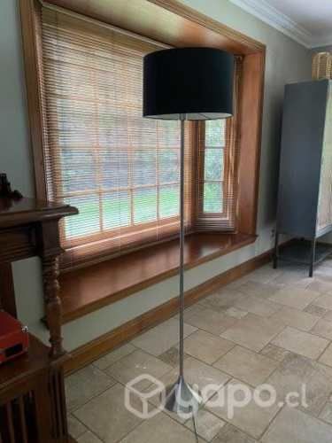 Lampara de pie metalica con pantalla negra