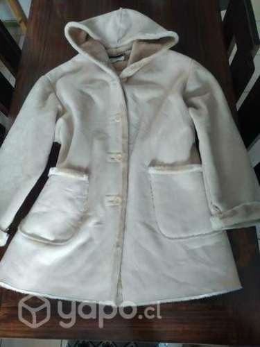 Bello abrigo de gamuza beige