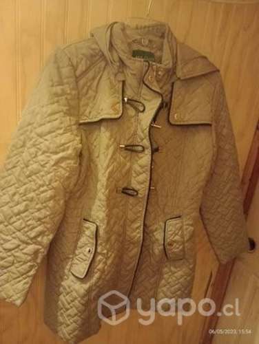 Abrigo está nuevo está con etiqueta