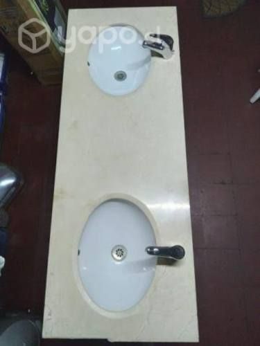 Cubierta de mármol con grifería completa. Baño