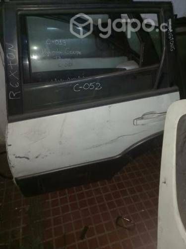 Puerta trasera izquierda samgyon rexton 2005