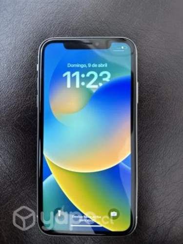 dos iphone 11 en colores blanco y negro