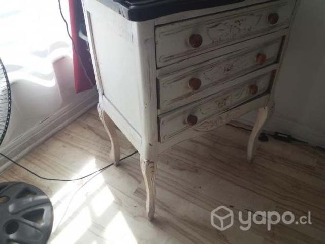 Comoda antigua de madera con tres cajones