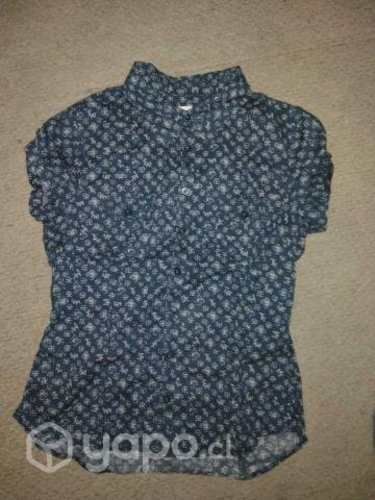 Camiseta azul con diseño