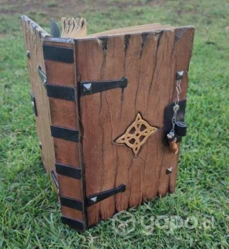 Cuaderno, agenda, diario medieval tipo Grimorio