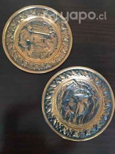 Finos platos tallados en cobre