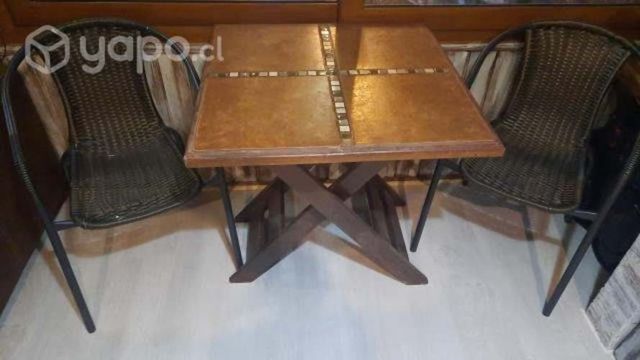 Mesa y dos sillas