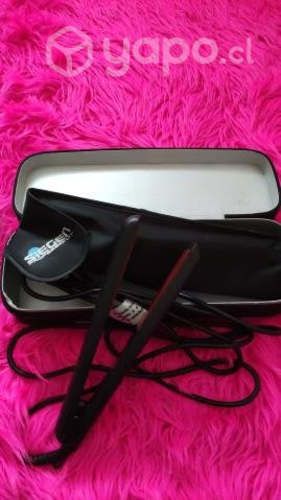 La plancha de cabello con placa de cerámica