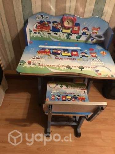 mesa con siilla de ñiños