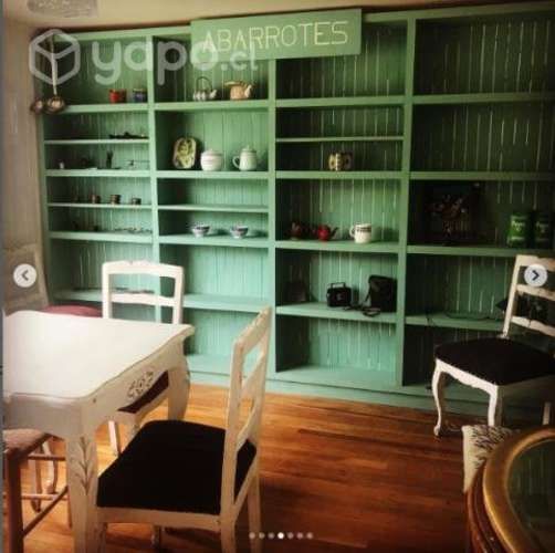 Mesa de madera tallada blanca