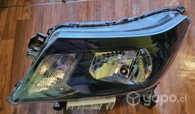 Optico izquierdo NP300 fondo negro detalle mínimo