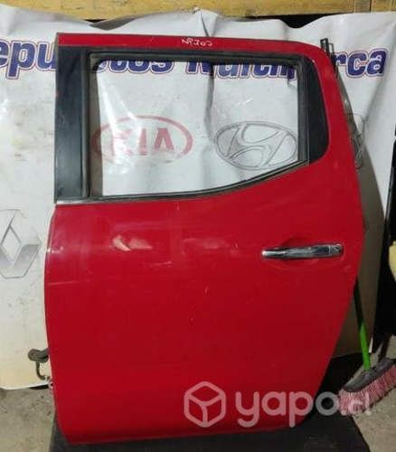 Puerta trasera izquierda Nissan Np300 sin vidrio
