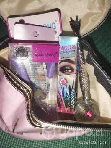 Cosmetiquera con maquillaje