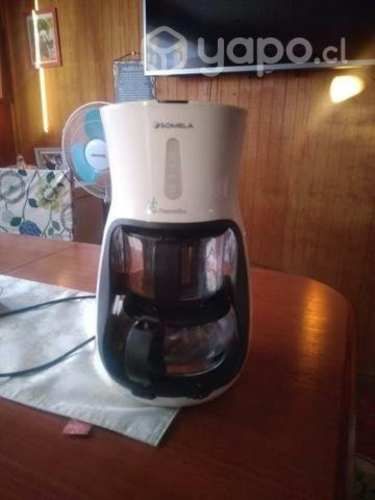 una tetera eléctrica Nueva por espacio