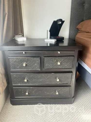 Velador de madera negra con cajones