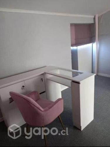 mesa para uñas y silla