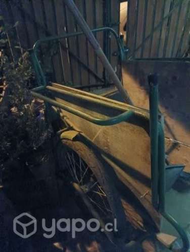 Cortadora de pasto y triciclo