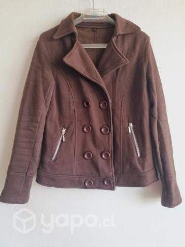 Chaqueta polar, café. Botones y bolsillos. S