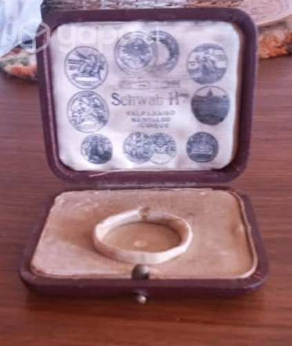 Porta reloj de bolsillo antiguo