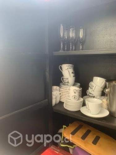 Mueble rojo de madera