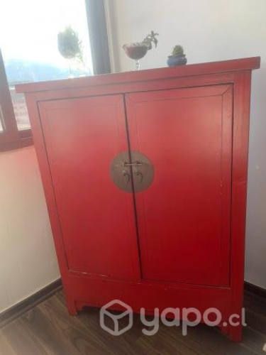 Mueble rojo de madera