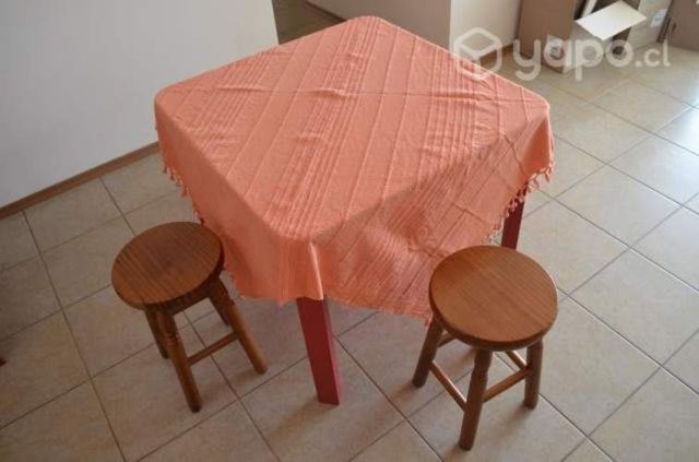 Mesa cuadrada + 4 banquetas
