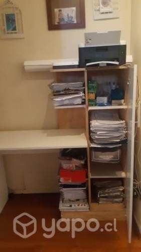 Escritorio con estante y repisas