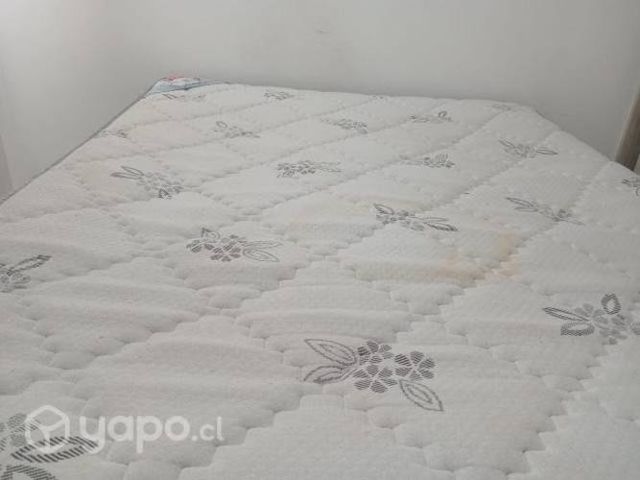 Cama ( colchón y base) y mesa para cuatro