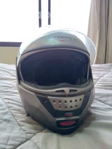 Casco gris moto