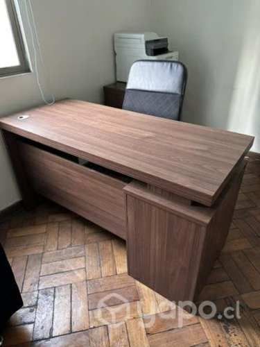 Escritorio con silla y mueble