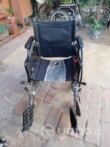 Silla con ruedas y bastón