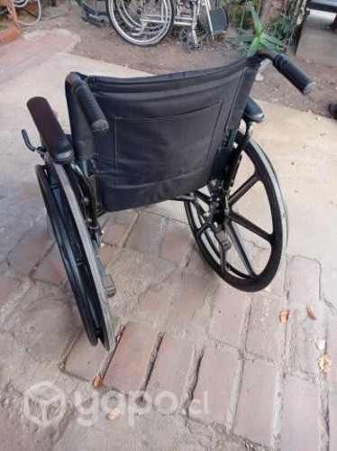 Silla con ruedas y bastón