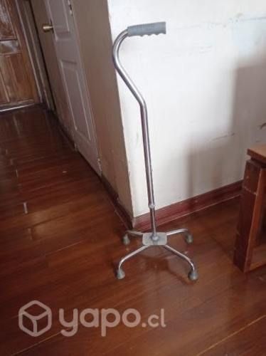 Silla con ruedas y bastón