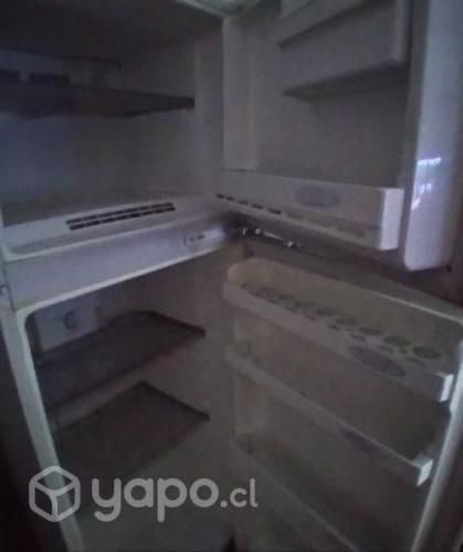 resfrigerador y mesa comedor.