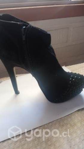 Botines de gamuza color negro