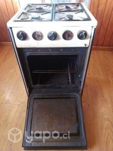 Cosina funcionando sus quemadores y el horno