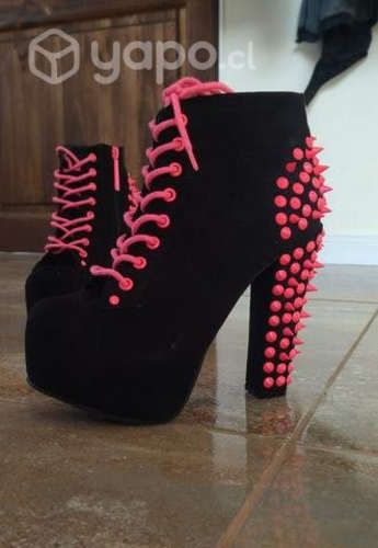 Zapato negro alto con tachas rosadas