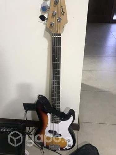Bajo de 4 cuerdas con Amplificador muy poco uso
