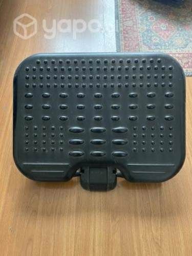 Reposapiés apoya pies debajo escritorio