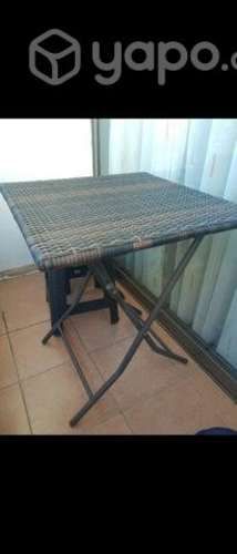 Mesa plegable 61x 61 cms y dos banquillos
