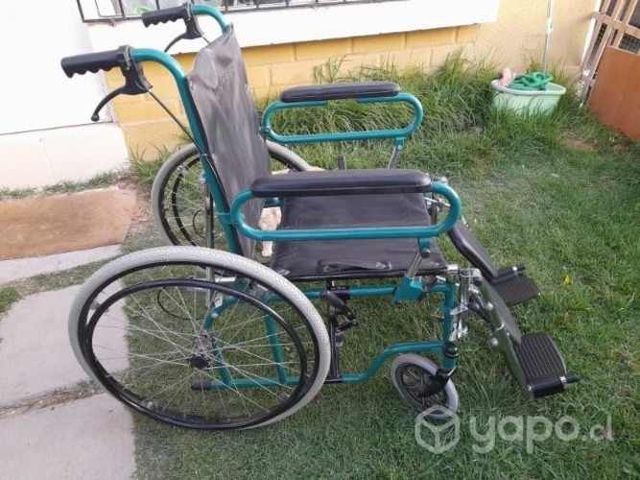 Silla de ruedas, carro de apoyo y televisor