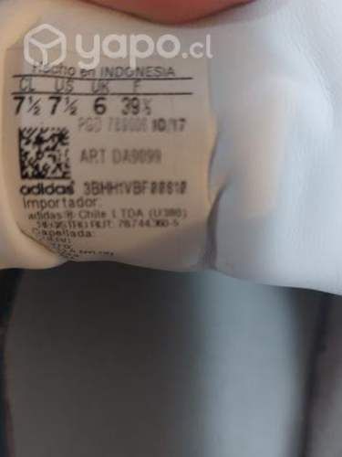 Zapatillas adidas blanca con líneas grises brillo