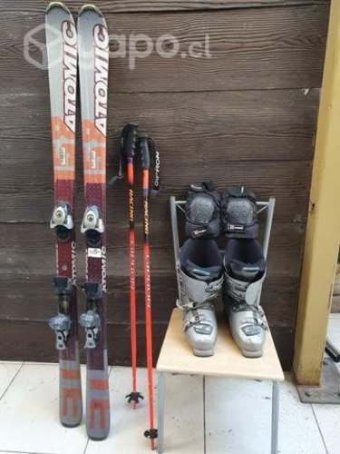 Ski 1.58 Atomic más botas y bastones