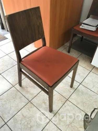 Sillas y mesas de madera