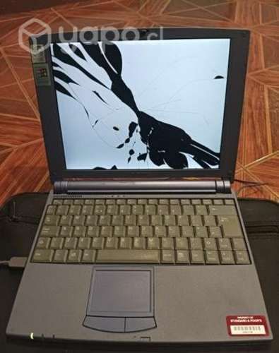 Notebook antiguo pantalla en mal estado