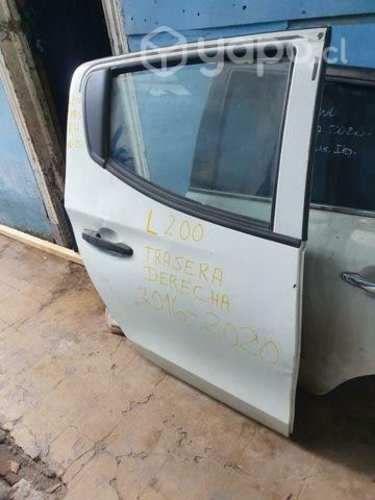 Mitsubichi L200 tracera izq
