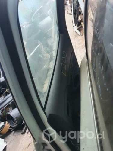 Mitsubichi L200 tracera izq